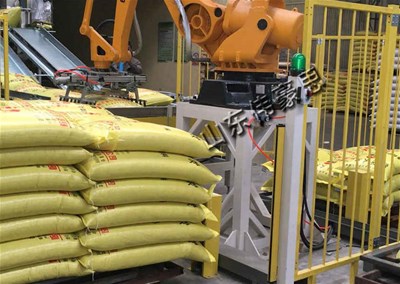 飼料行業(yè)碼垛機(jī)，機(jī)械手碼垛機(jī)視頻