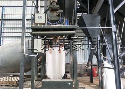 礦石粉自動噸包秤 噸袋自動包裝機(jī)現(xiàn)場