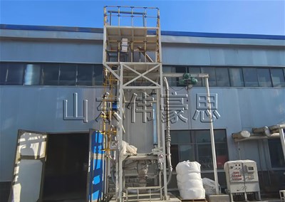 白炭黑自動(dòng)噸袋拆袋機(jī)的特點(diǎn)是什么？