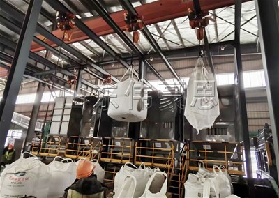 氧化鎂自動噸袋拆袋機(jī)解決了哪些問題？